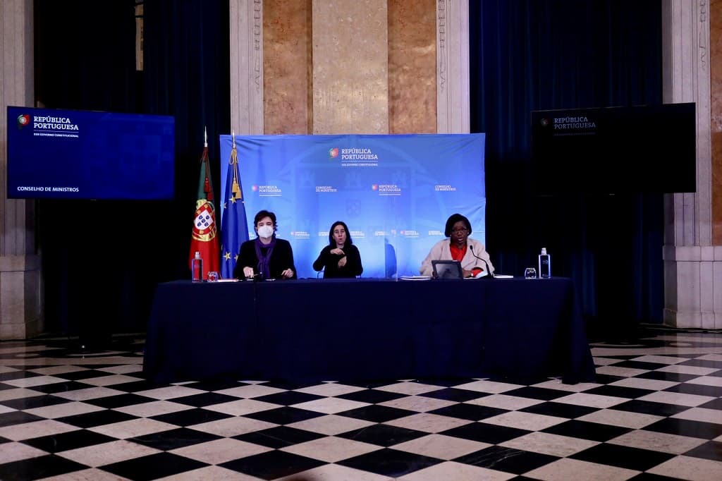 Ministra de Estado e da Presidência, Mariana Vieira da Silva, e Ministra da Administração Interna, Francisca Van Dunem, na conferência de imprensa após o Conselho de Ministros, Lisboa, 20 janeiro 2021 (Foto: João Bica)
