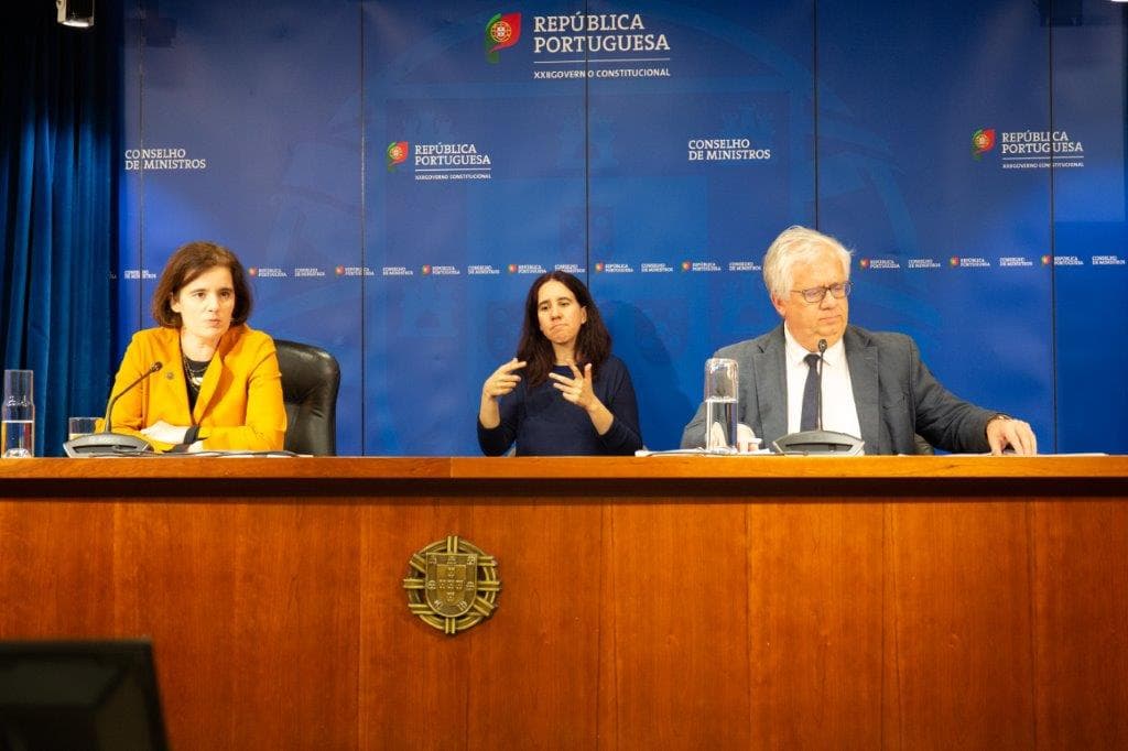 Ministra de Estado e da Presidência, Mariana Vieira da Silva, e Ministros da Administração Interna, Eduardo Cabrita, na conferência de imprensa do Conselho de Ministros, 17 abril 2020 (foto: João Bica)