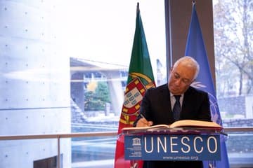 Primeiro-Ministro António Costa assina o Livro de Honra na sede da UNESCO, Paris, 25 novembro 2019 (Foto: Paulo Vaz Henriques)