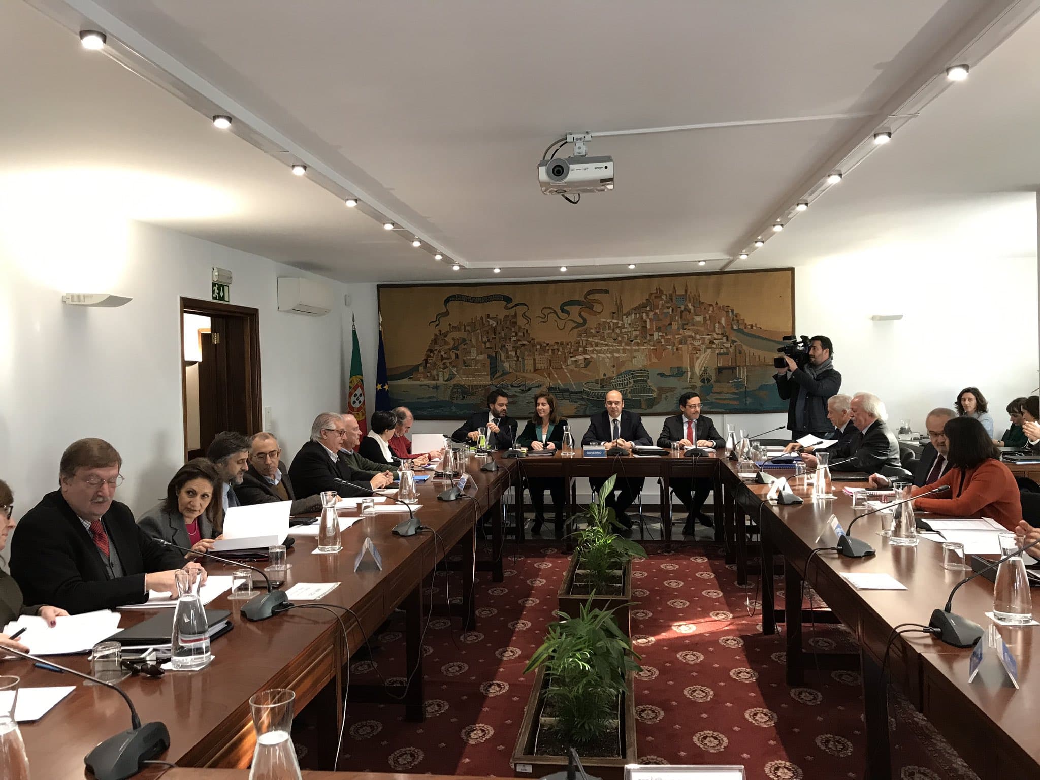 Ministros Siza Vieira e Mendes Godinho e Secretários de Estado Miguel Cabrita e Mendonça Mendes na reunião da concertação social, Lisboa, 9 dezembro 2019