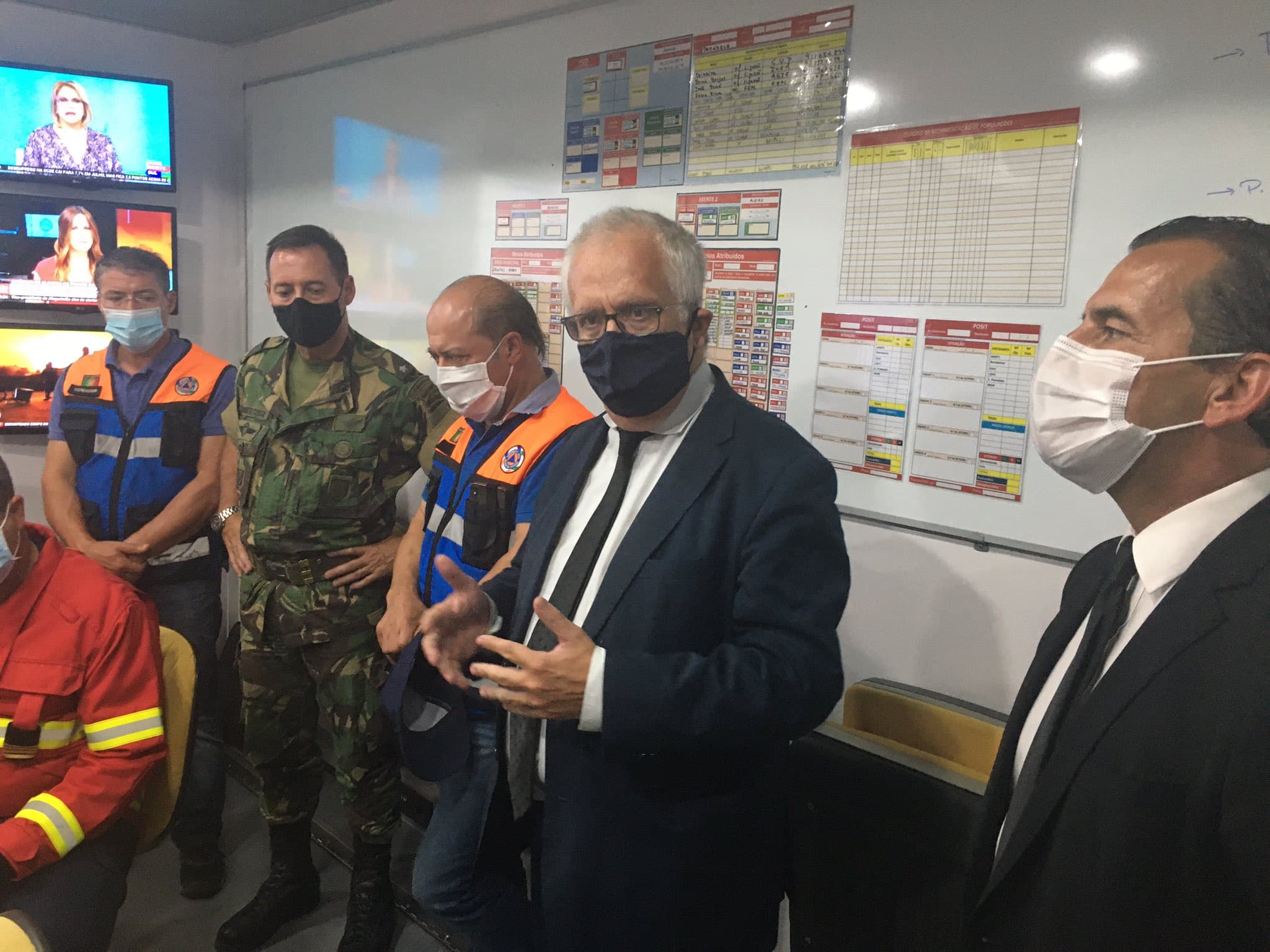 Ministro da Administração Interna, Eduardo Cabrita, na visita ao Posto de Comando Operacional do incêndio de Oliveira de Frades, 9 setembro 2020