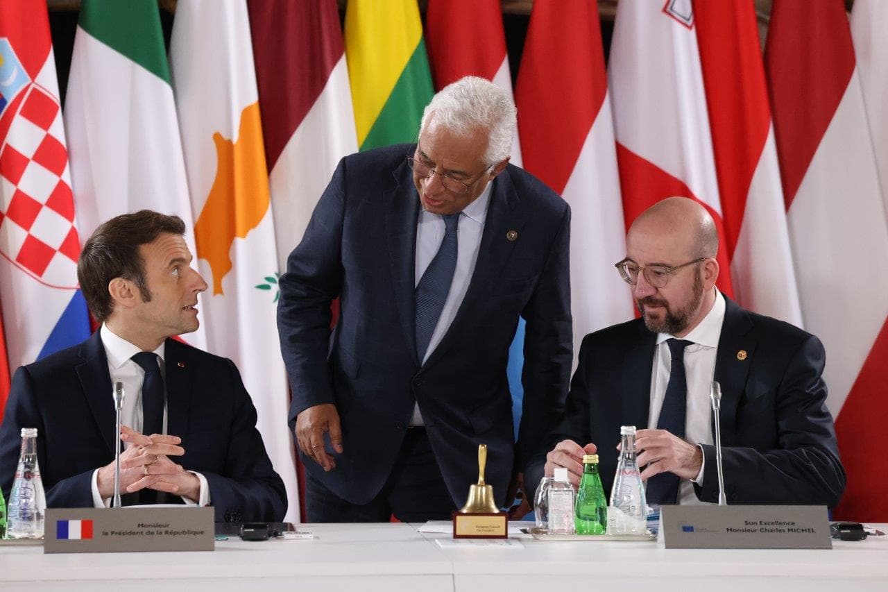 Primeiro-Ministro António Costa com o Presidente da França, Emmanuel Macron, e o Presidente do Conselho Europeu, Charles Michel, na Cimeira informal da União Europeia, Versalhes, 10 março 2022 (foto: UE)