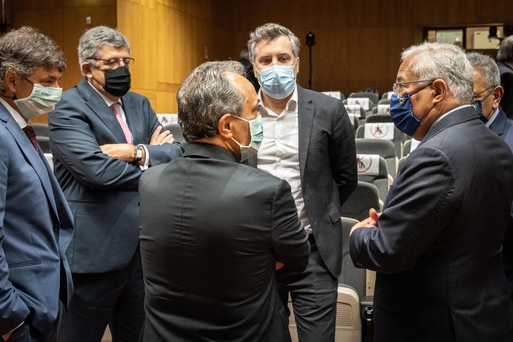 Primeiro-Ministro António Costa, Ministros do Planeamento, Nelson de Souza, e das Infraestruturas e da Habitação, Pedro Nuno Santos, com responsáveis da IP na apresentação da componente de infraestruturas do PRR, Almada, 17 maio 2021