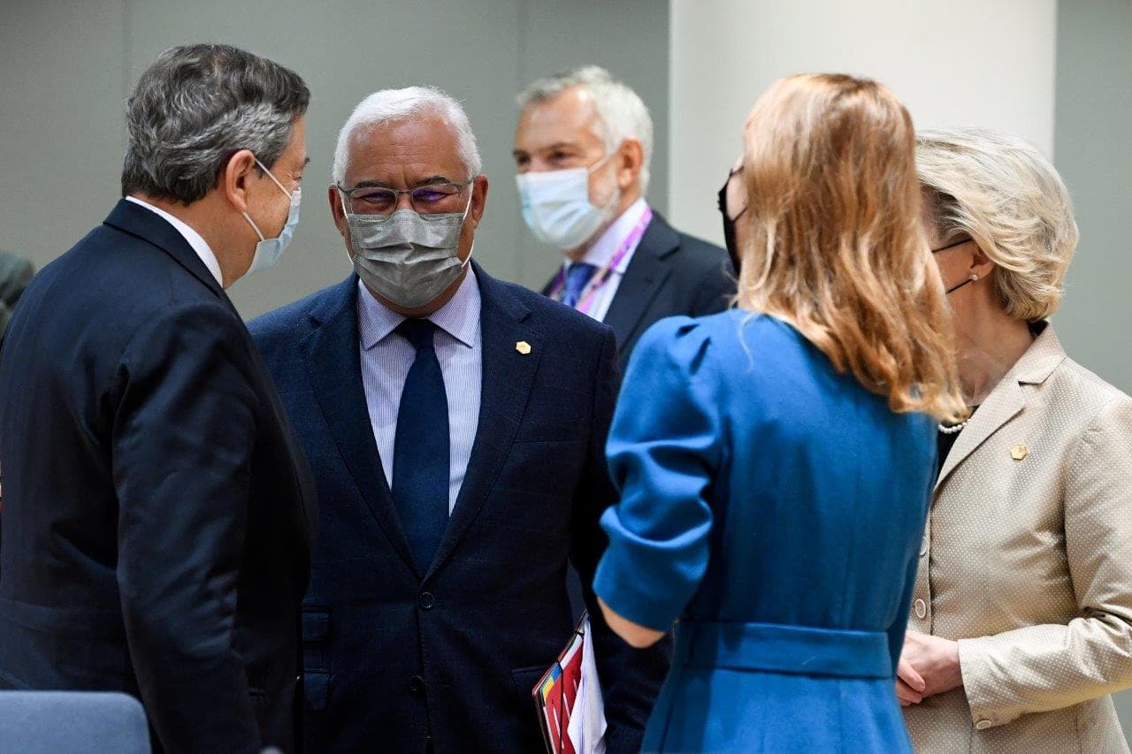 Primeiro-Ministro António Costa com a Presidente da Comissão Europeia, Ursula von der Leyen, o Presidente do Conselho de Ministros de Itália, Mário Draghi, e a Primeira Ministra de Estónia, Kaja Kallas, Bruxelas, 16 dezembro 2021 (foto: UE)
