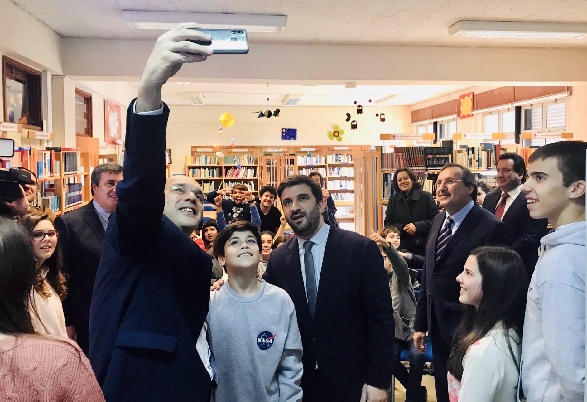 Ministro de Estado da Economia e da Transição Digital, Pedro Siza Vieira, e Ministro da Educação, Tiago Brandão Rodrigues, durante a visita à Escola Básica e Secundária Artur Gonçalves no Dia da Internet Mais Segura, Torres Novas, 11 fevereiro 2020