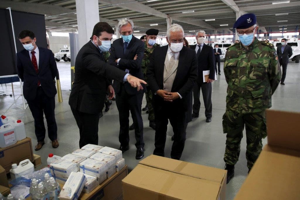 Primeiro-Ministro António Costa e Ministros João Gomes Cravinho e Tiago Brandão Rodrigues visitam unidade militar que armazena materiais de proteção a ser distribuído às escolas, Benavente, 13 maio 2020 (foto: Manuel de Almeida/Lusa)