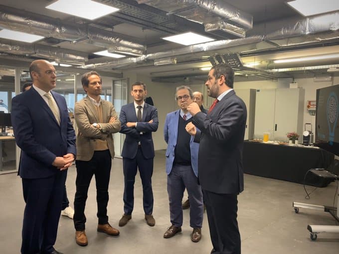 Ministro de Estado, da Economia e da Transição Digital, Pedro Siza Vieira, e Secretário de Estado da Transição Digital, Aragão Azevedo, com investigadores da Universidade do Porto, 4 março 2020