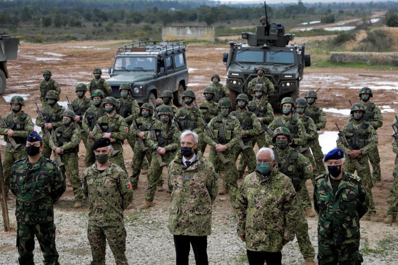 Primeiro-Ministro António Costa e Ministro da Defesa Nacional, João Gomes Cravinho, com a companhia que vai ser enviada para a Roménia, no Campo Militar de Santa Margarida, Abrantes, 22 março 2022 (Foto: Paulo Cunha/Lusa)