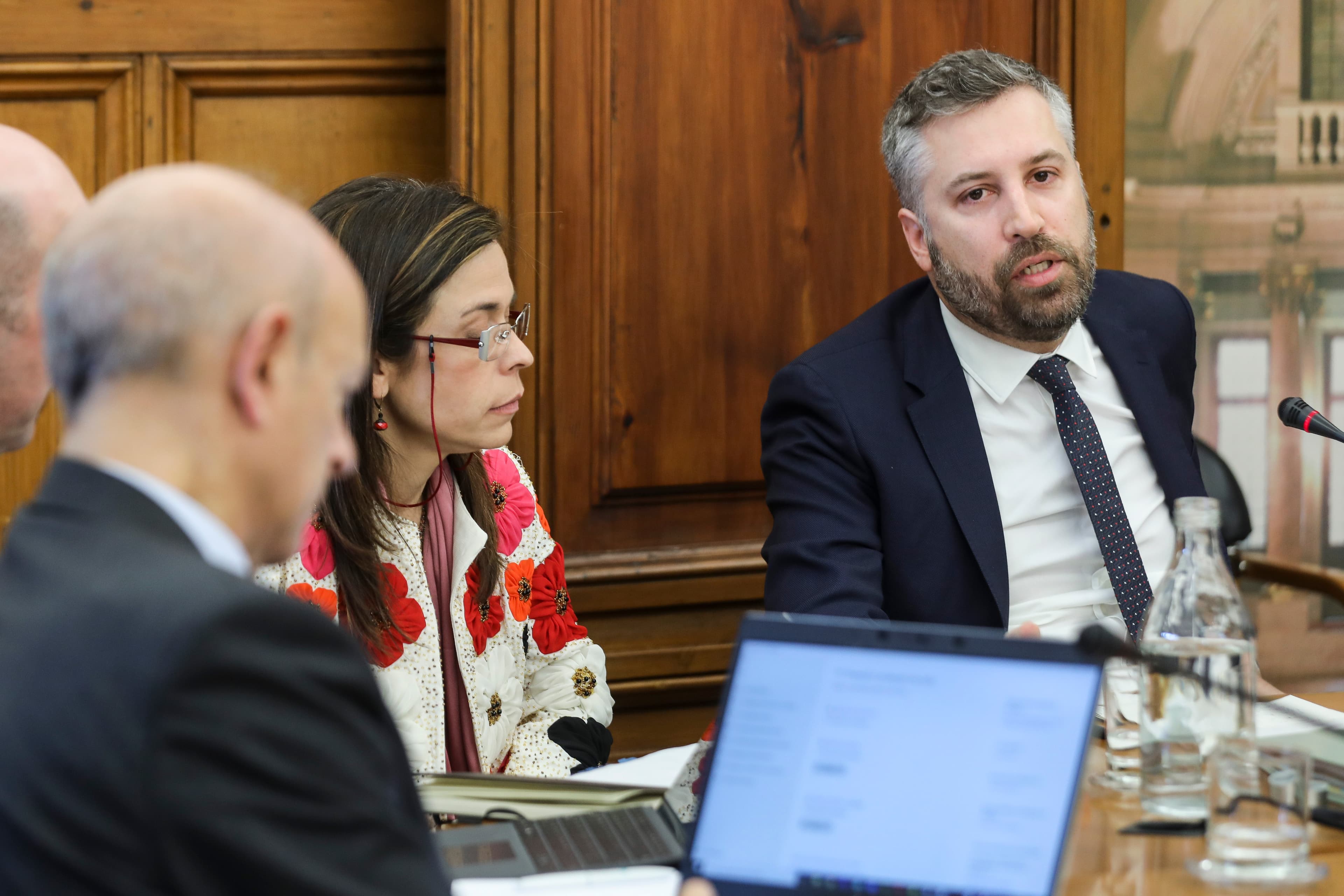 Ministro das Infraestruturas e da Habitação, Pedro Nuno Santos, e Secretária de Estado da Habitação, Ana Pinho, durante uma audição da Comissão de Economia, Inovação, Obras Públicas e Habitação, Lisboa, 19 fevereiro 2020 (Foto: Miguel A. Lopes/Lusa)