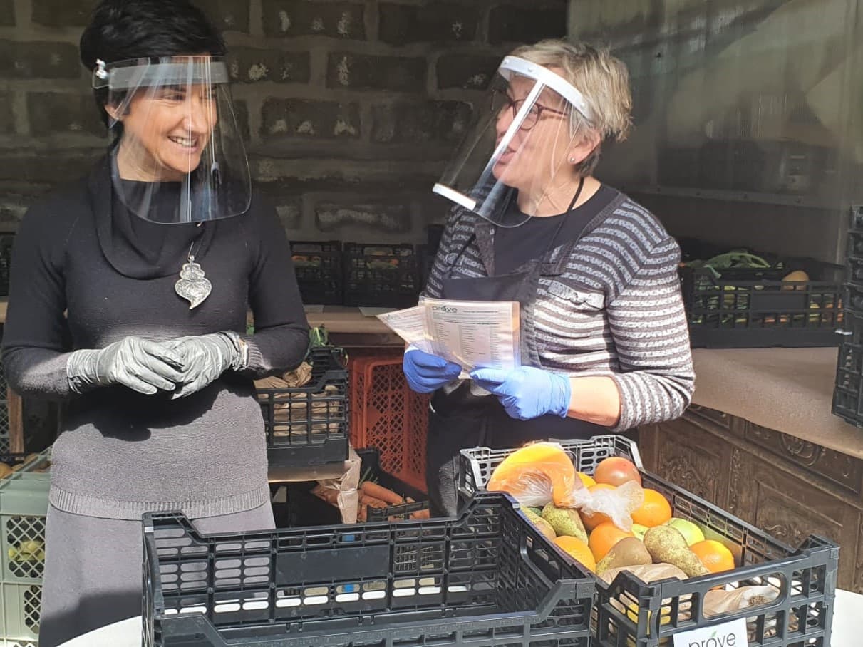Ministra da Agricultura, Maria do Céu Antunes, com proprietária de exploração hortícola, Paredes, 24 abril 2020