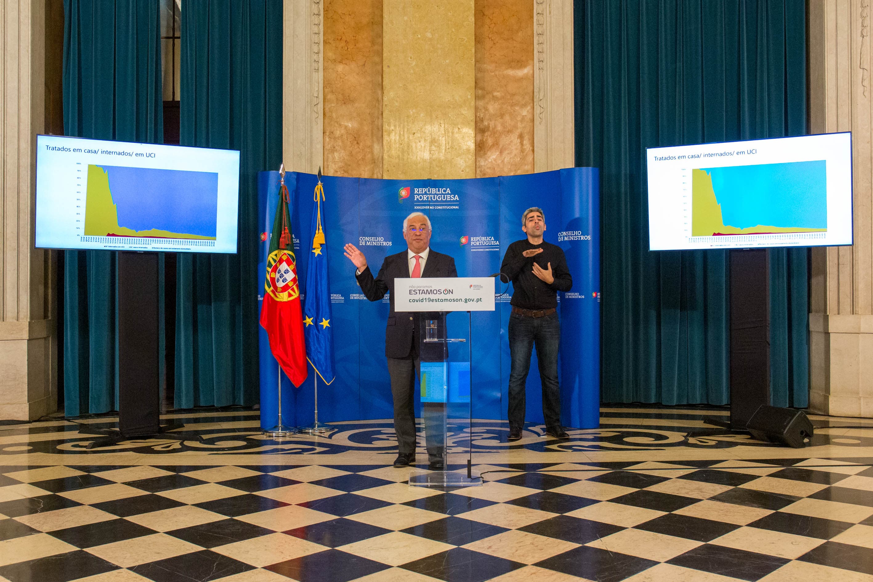 Primeiro-Ministro António Costa apresenta plano de passagem do estado de emergência par o estado de calamidade no final do Conselho de Ministros, Lisboa, 30 abril 2020 (foto: João Bica)