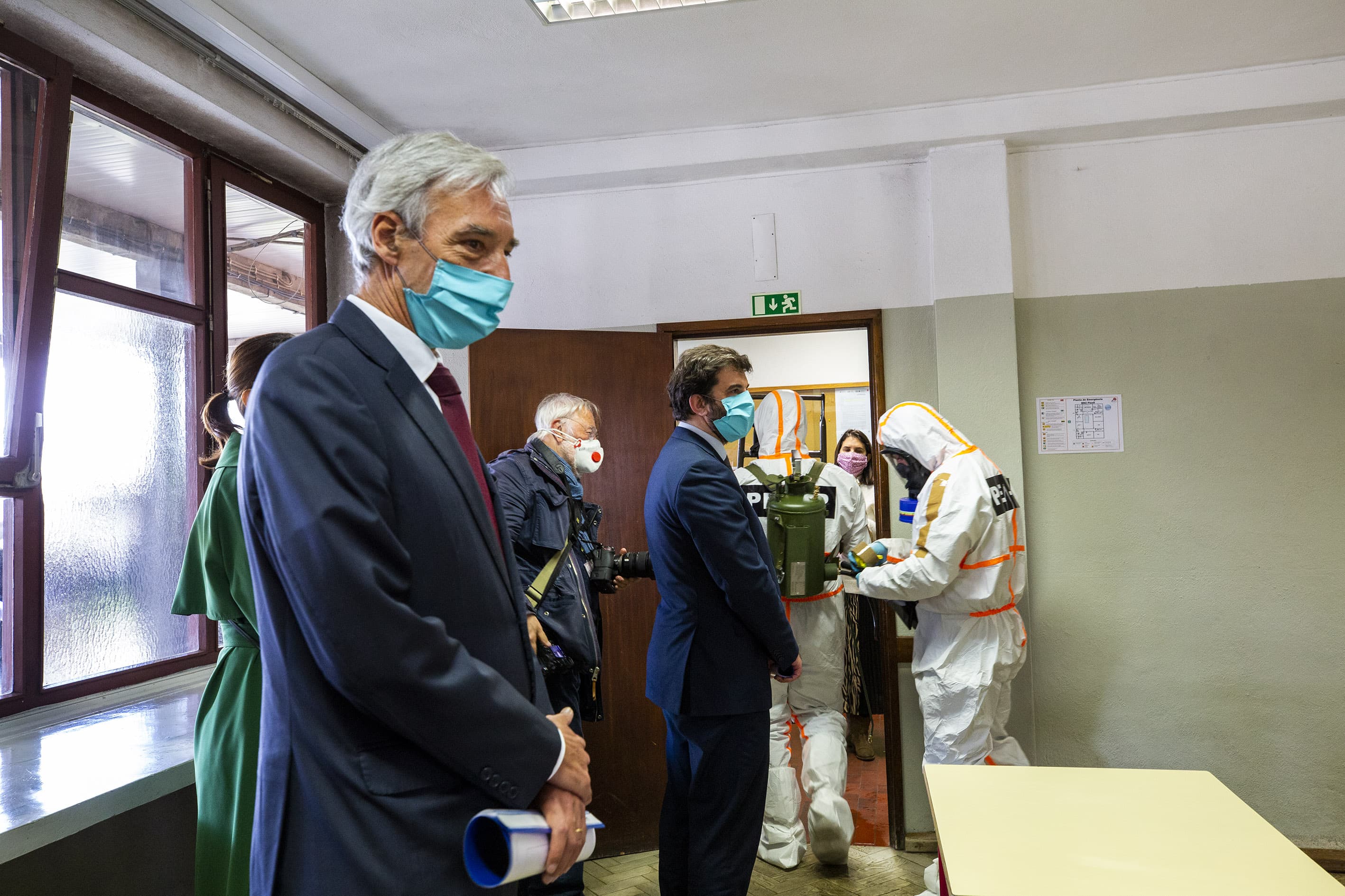 Ministro da Educação, João Gomes Cravinho, e Ministro da Educação, Tiago Brandão Rodrigues, acompanhando operação de desinfeção na Escola Secundária da Amadora, Amadora, 29 abril 2020