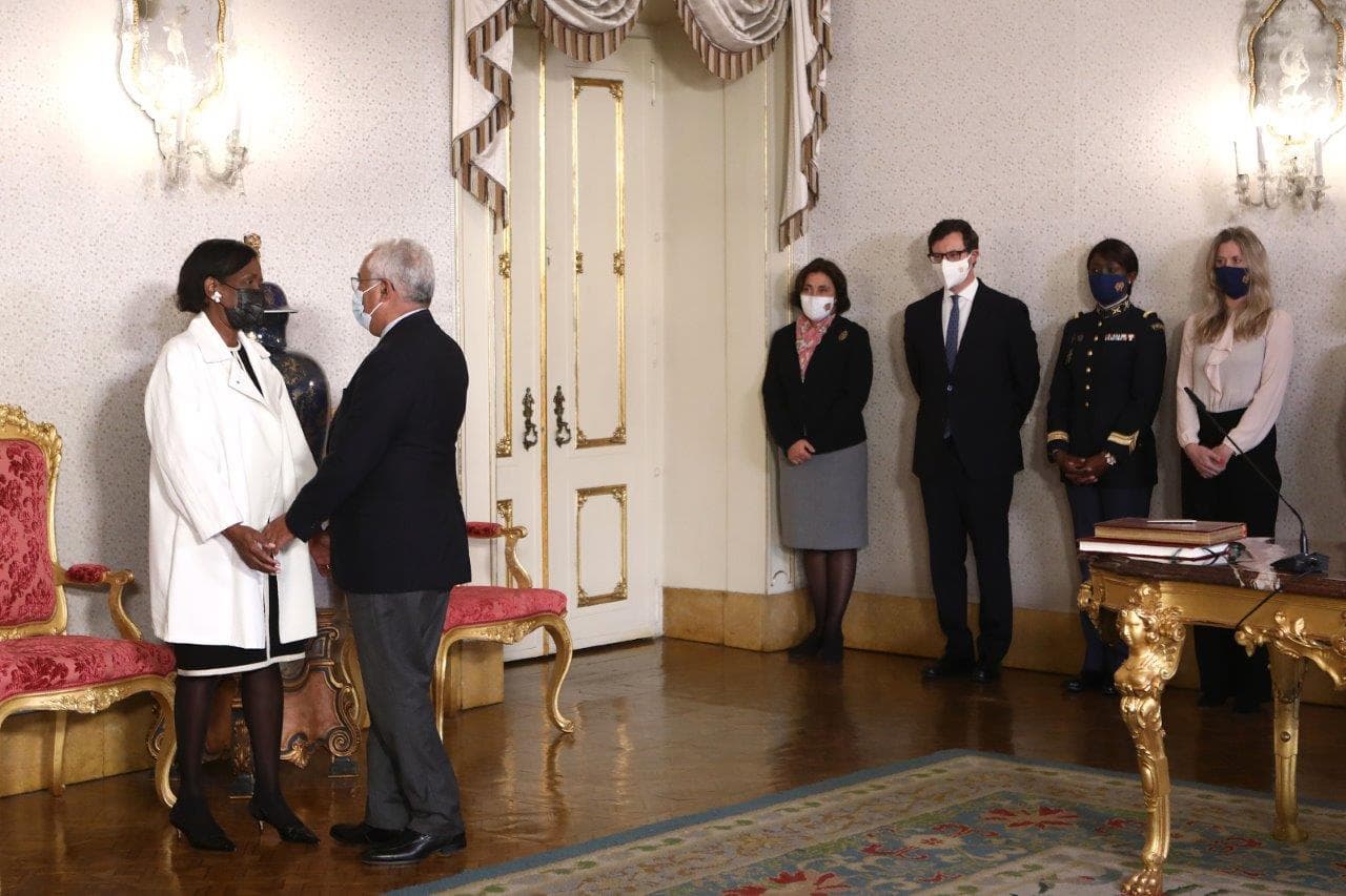 Primeiro-Ministro António Costa com a Ministra da Administração Interna e Ministra da Justiça, Francisca Van Dunem após a sua tomada de posse na nova função, Lisboa, 4 dezembro 2021 (foto: António Pedro Santos/Lusa)