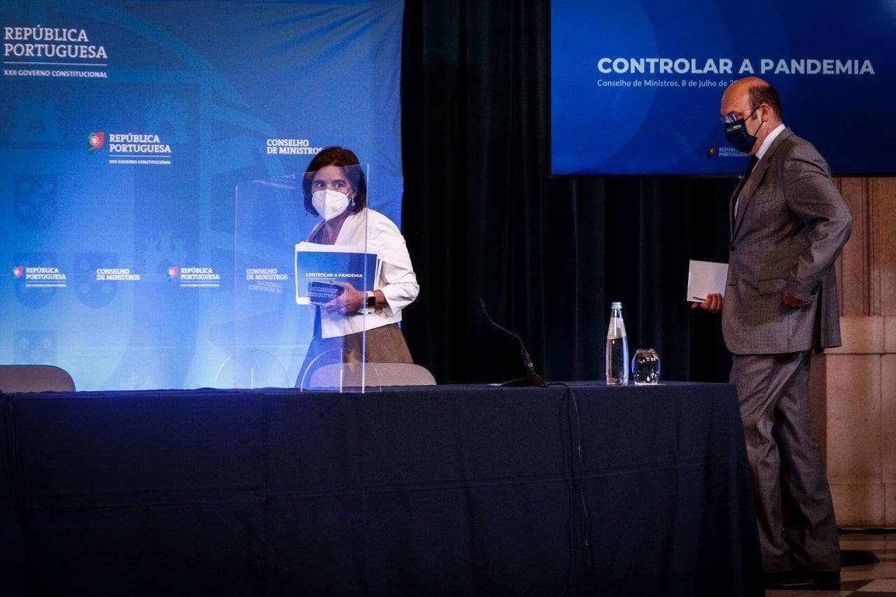 Ministros de Estado e da Presidência, Mariana Vieira da Silva, e da Economia e da Transição Digital, Pedro Siza Vieira, à chegada para a conferência de imprensa do Conselho de Ministros, 8 julho 2021 (foto: António Cotrim/Lusa)