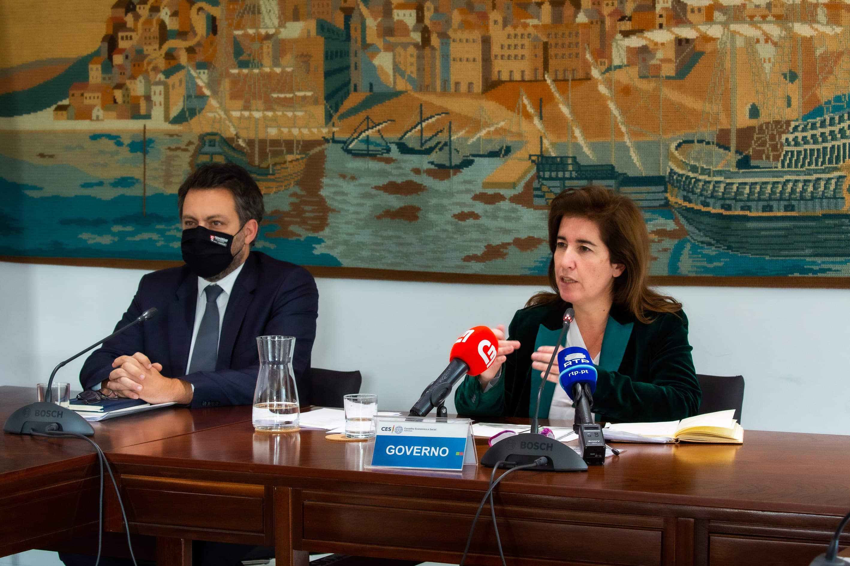 Ministra do Trabalho, Solidariedade e Segurança Social, Ana Mendes Godinho, e Secretário de Estado Miguel Cabrita na conferência de imprensa após a reunião da Comissão Permanente de Concertação Social, Lisboa, 25 novembro 2020 (Foto: João Bica)