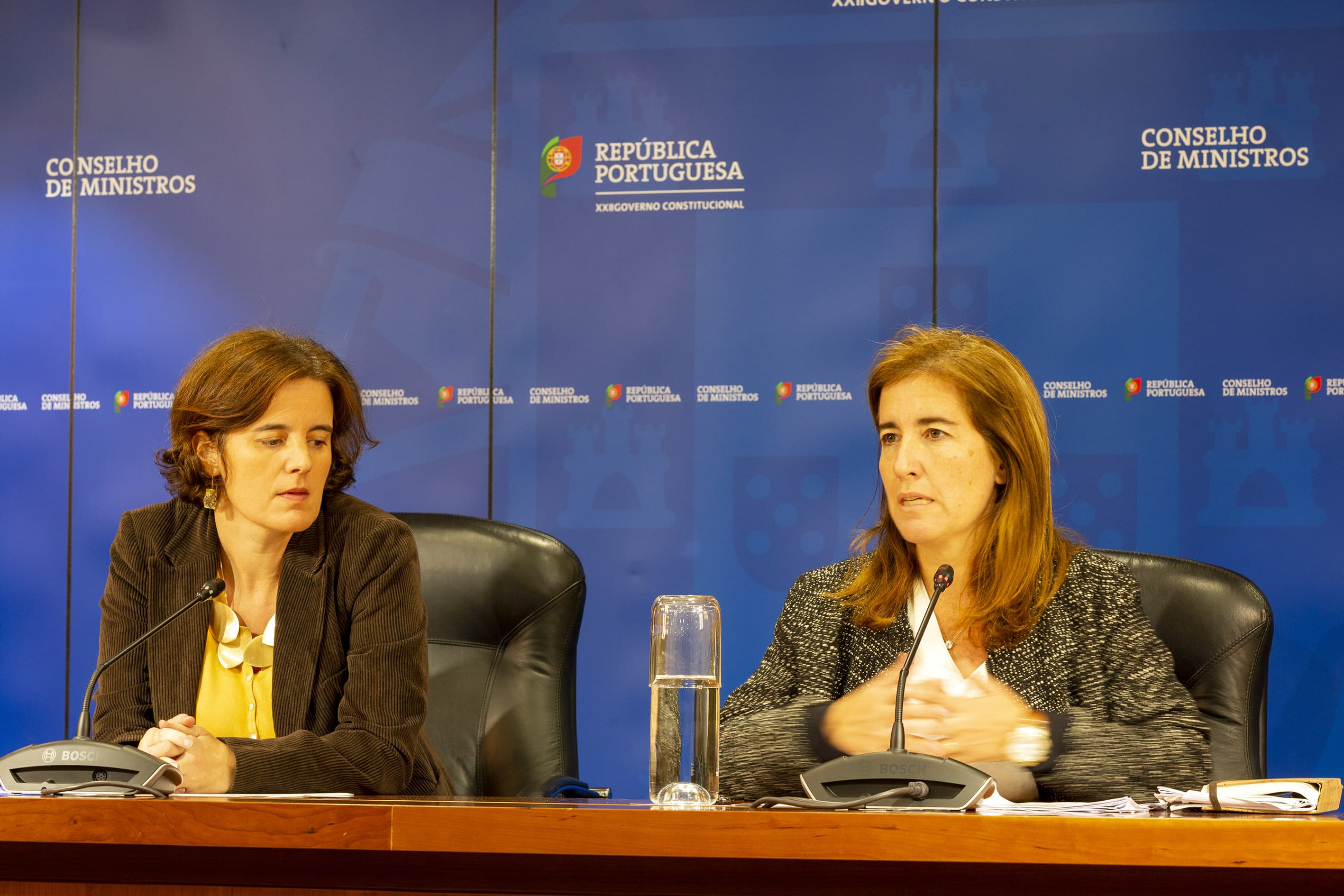 Ministra de Estado e da Presidência, Mariana Vieira da Silva, e Ministra do Trabalho, Solidariedade e Segurança Social, Ana Mendes Godinho, na conferência de imprensa após a reunião do Conselho de Ministros, Lisboa, 14 novembro 2019 (Foto: João Bica)