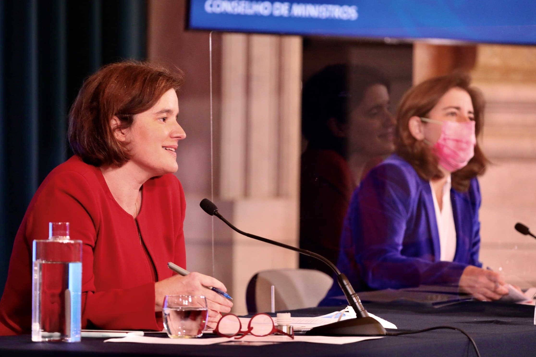 Ministra de Estado e da Presidência, Mariana Vieira da Silva, e Ministra do Trabalho, Solidariedade e Segurança Social, Ana Mendes Godinho, na conferência de imprensa após a reunião do Conselho de Ministros, Lisboa, 16 dezembro 2021 (Foto: João Bica)