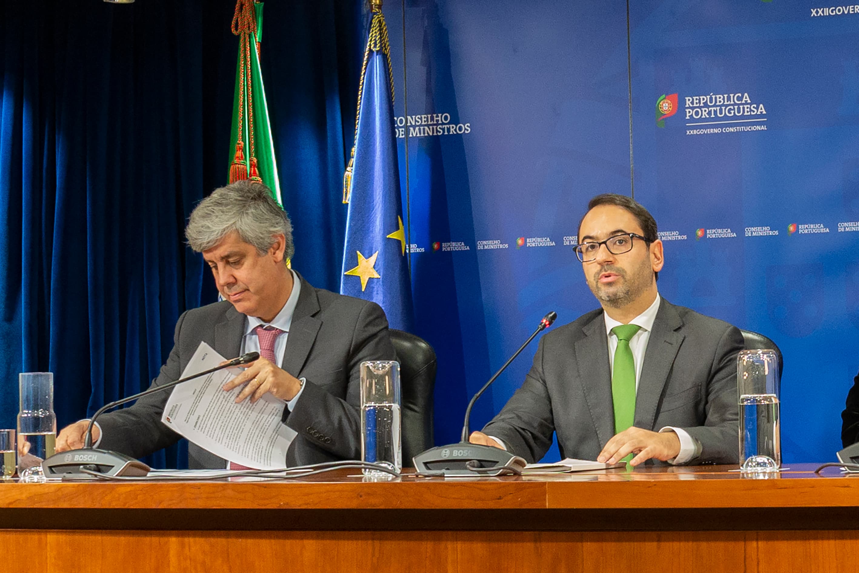 Ministro de Estado e das Finanças, Mário Centeno, e Secretário de Estado da Presidência do Conselho de Ministros, André Caldas, na conferência de imprensa do Conselho de Ministros, 16 janeiro 2029 (Foto: João Bica)