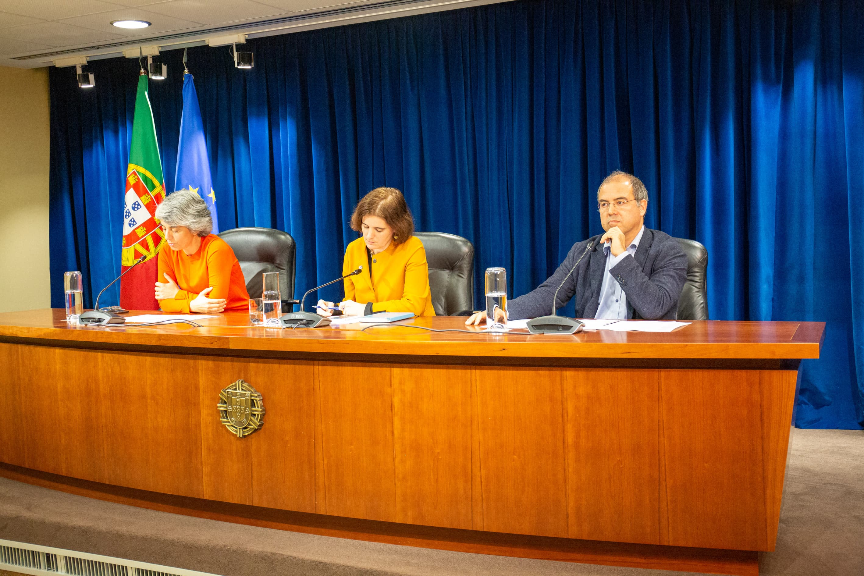 Ministras de Estado e da Presidência e da Cultura e Secretário de Estado do Cinema, Audiovisual e Media, na conferência de imprensa de apresentação das medidas do Governo para a comunicação social, Lisboa, 17 abril 2020 (Foto: João Bica)