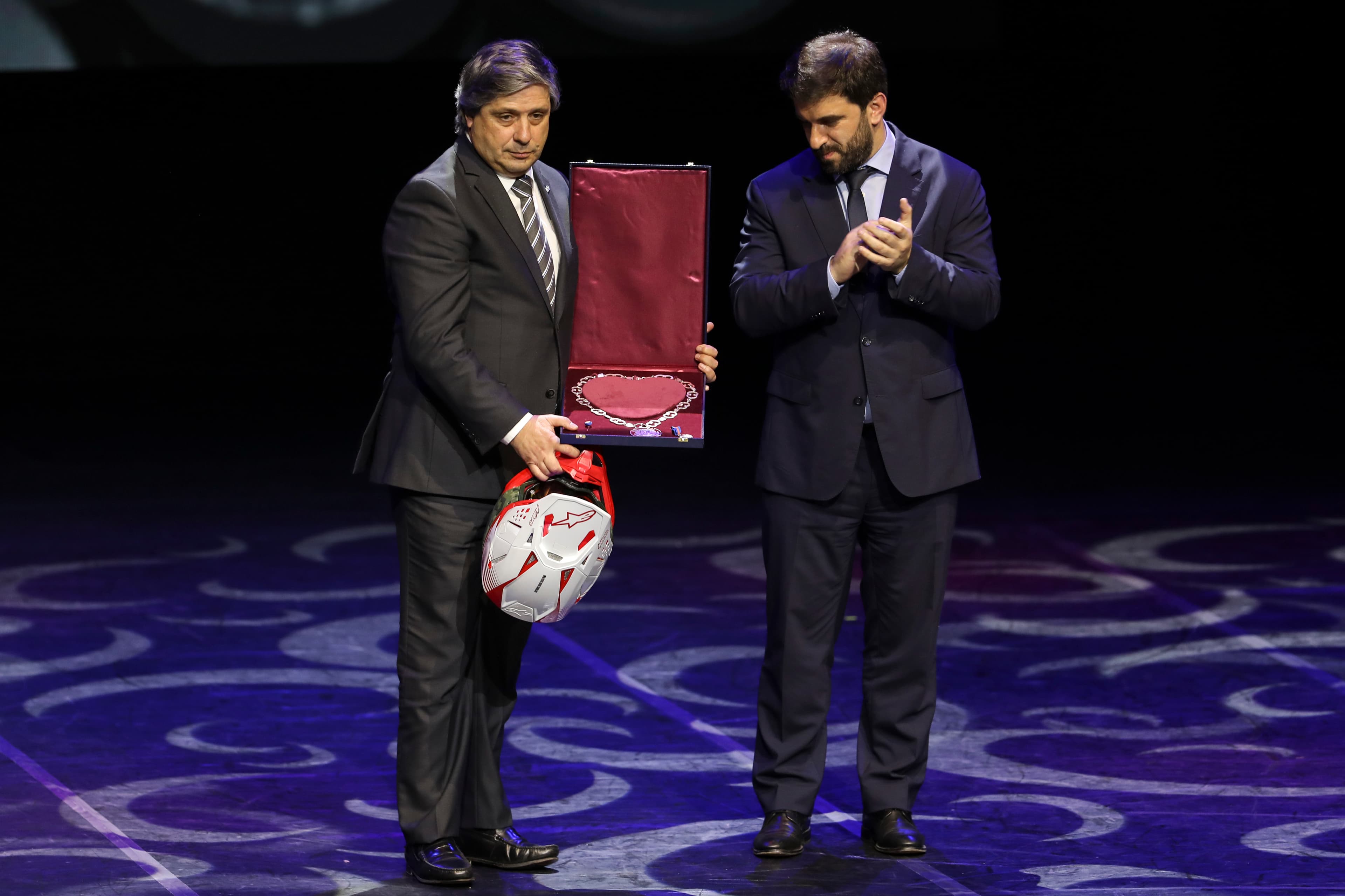 Ministro da Educação, Tiago Brandão Rodrigues, entrega condecoração póstuma, o Colar de Honra de Mérito Desportivo ao motociclista Paulo Gonçalves falecido no Dakar 2020, Cascais, 29 janeiro 2020 (Foto: Miguel A. Lopes/LUSA)