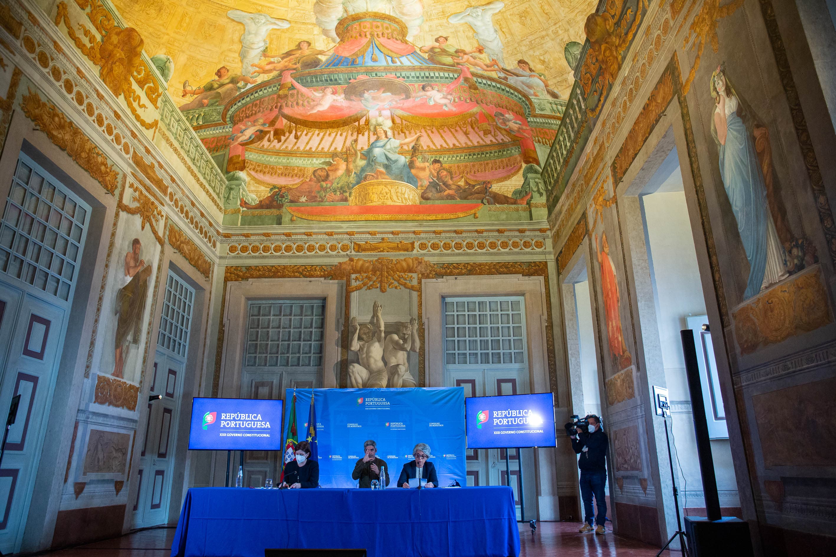 Ministra de Estado e da Presidência, Mariana Vieira da Silva, e Ministra da Cultura, Graça Fonseca, durante a conferência de imprensa do Conselho de Ministros no Convento de Mafra, 22 abril 2021 (Foto: João Bica)