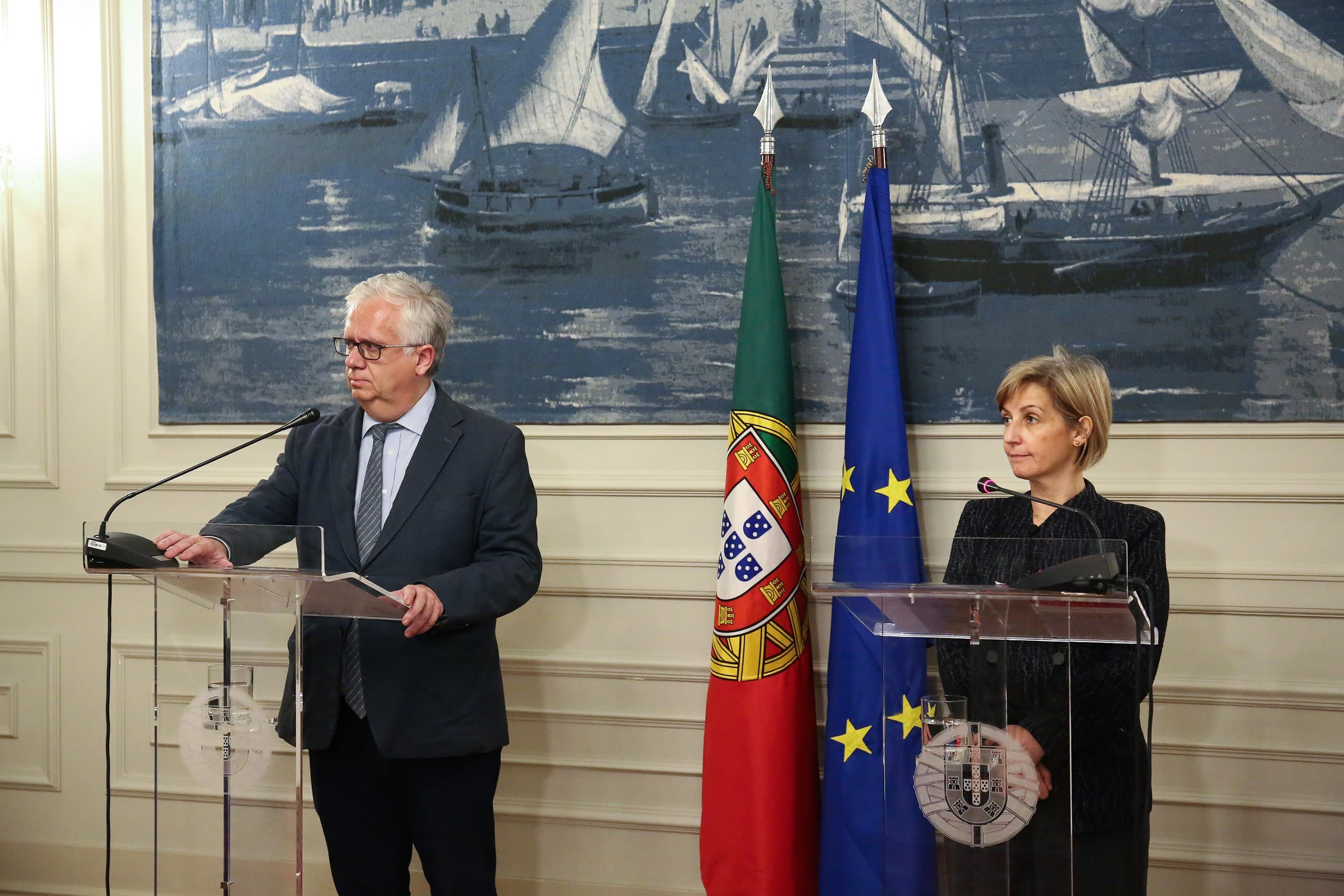 Ministros da Administração Interna, Eduardo Cabrita, e da Saúde, Marta Temido, durante a conferência de imprensa, Lisboa, 17 março 2020 (Foto: João Bica)