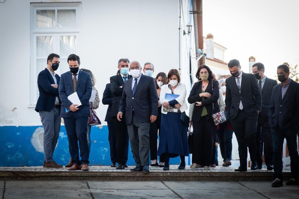 Primeiro-Ministro António Costa, Ministra de Estado e da Presidência, Mariana Vieira da Silva, e Secretário de Estado Tiago Antunes em Odemira, 11 maio 2021
