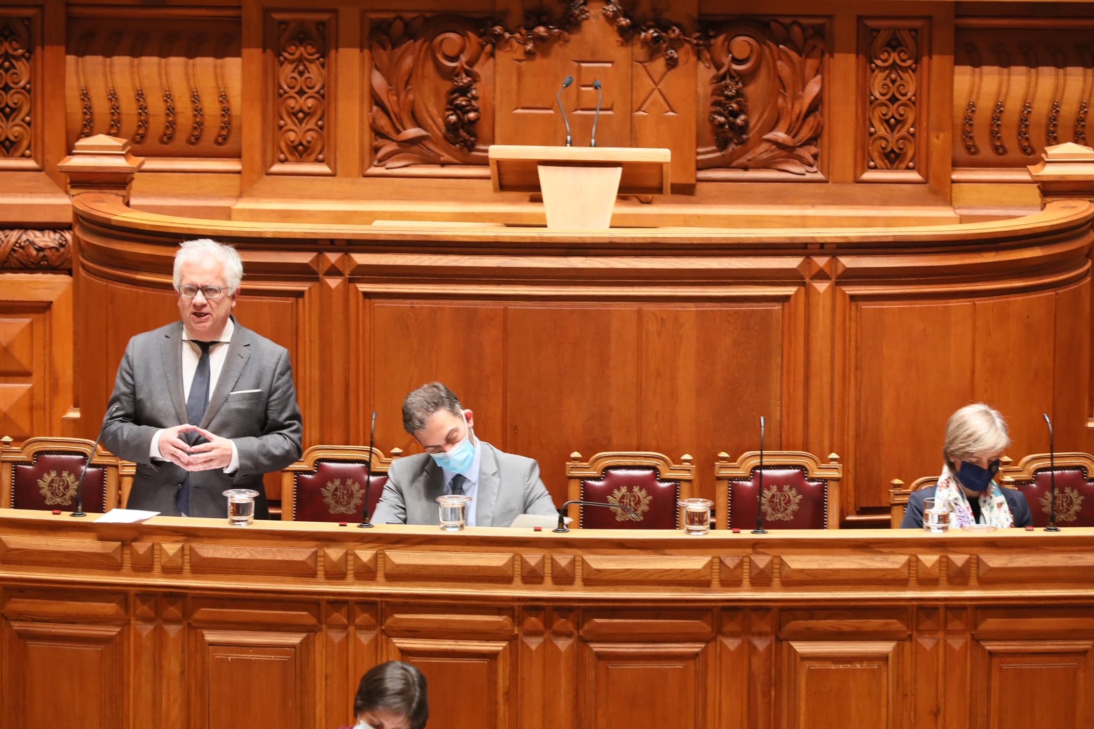 Ministro da Administração Interna, Eduardo Cabrita, Ministra da Saude, Marta Temido, e Secretário de Estado dos Assuntos Parlamentares, Duarte Cordeiro, na Assembleia da República, 25 março 2021 (Foto: João Bica)