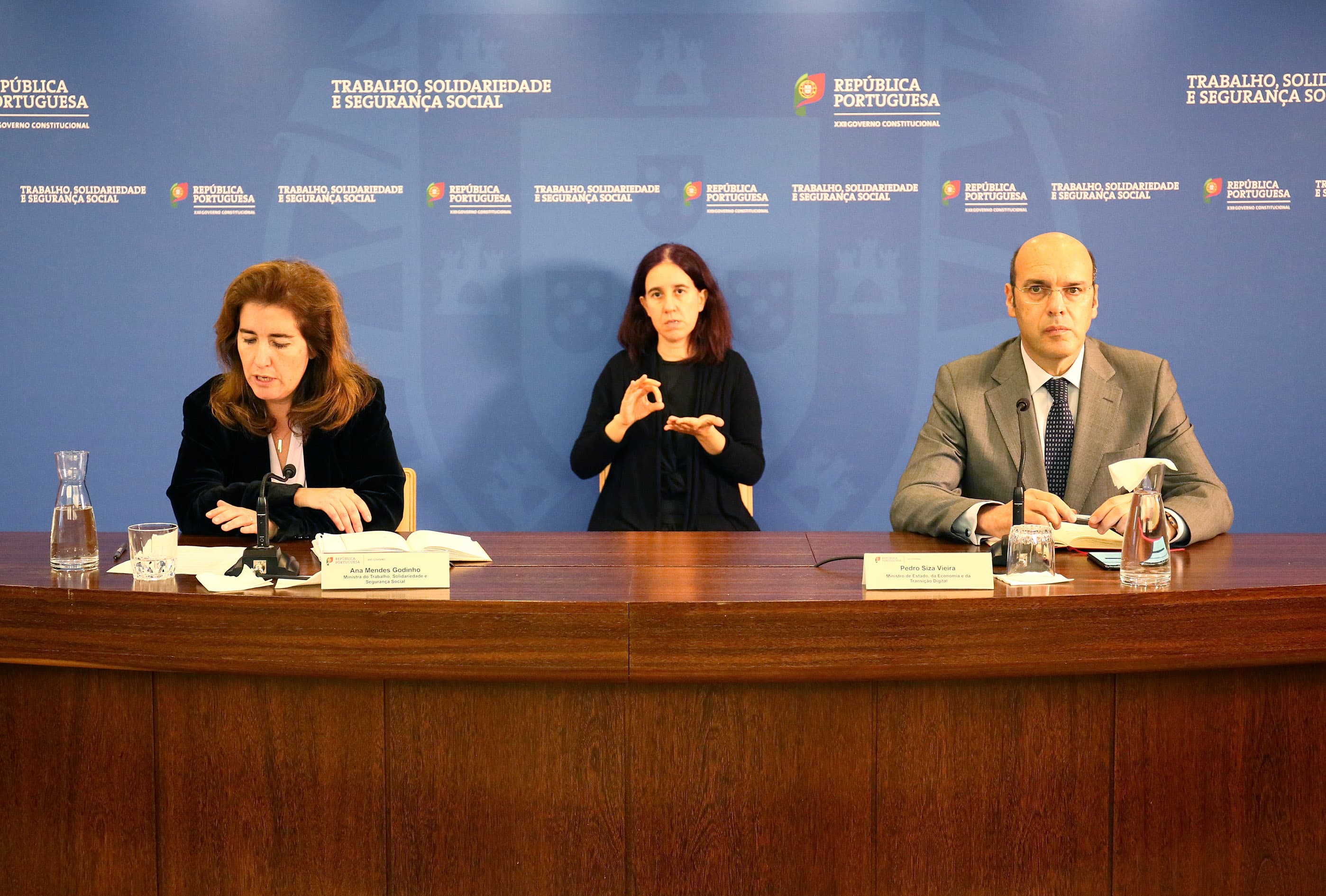 Ministros de Estado da Economia e da Transição Digital, Pedro Siza Vieira, e do Trabalho, Solidariedade e Segurança Social, Ana Mendes Godinho, na conferência de imprensa após a reunião, Lisboa, 6 abril 2020 (Foto: João Bica)