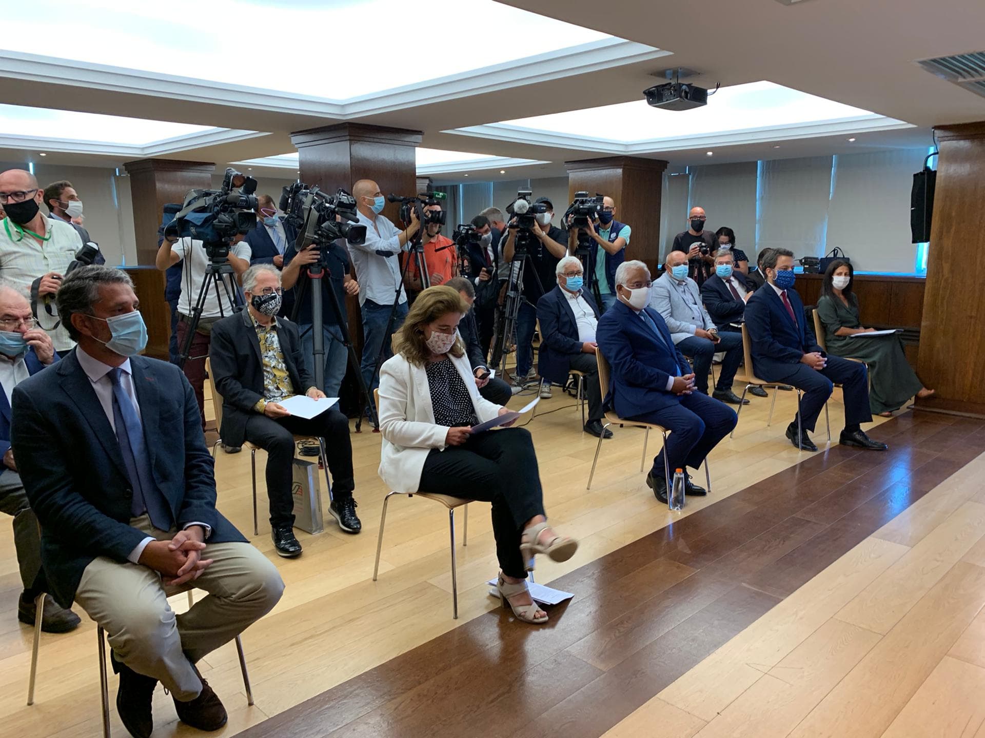 Primeiro-Ministro António Costa e Ministra do Trabalho, Solidariedade e Segurança Social, Ana Mendes Godinho, na cerimónia de assinatura de declaração de compromisso de parceria para Reforço Excecional dos Serviços Sociais e de Saúde, 19 agosto 2020