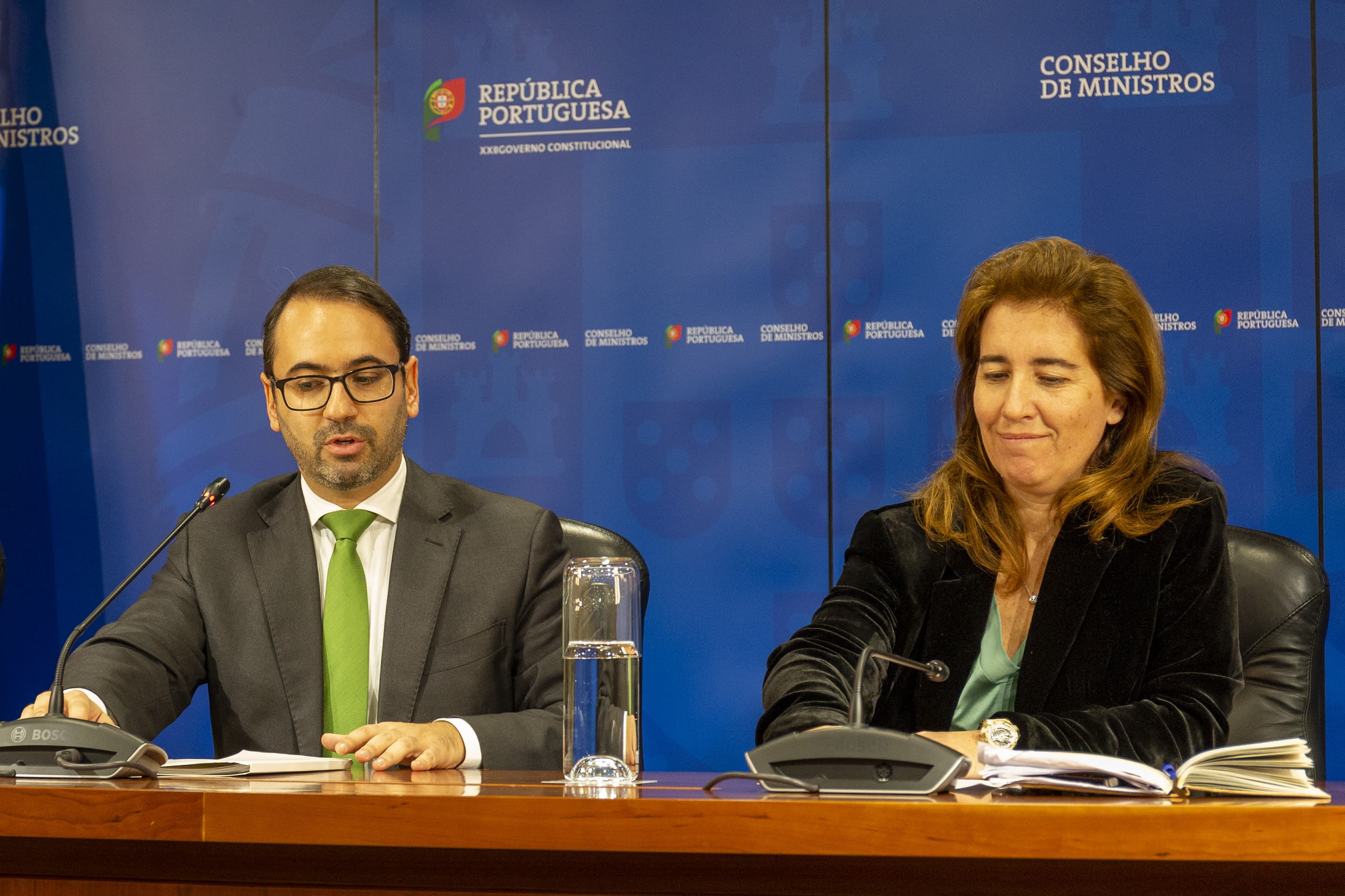 Ministra do Trabalho, Solidariedade e Segurança Social, Ana Mendes Godinho, e Secretário de Estado da Presidência do Conselho de Ministros, André Moz Caldas, na conferência de imprensa do Conselho de Ministros, 16 janeiro 2020 (Foto: João Bica)