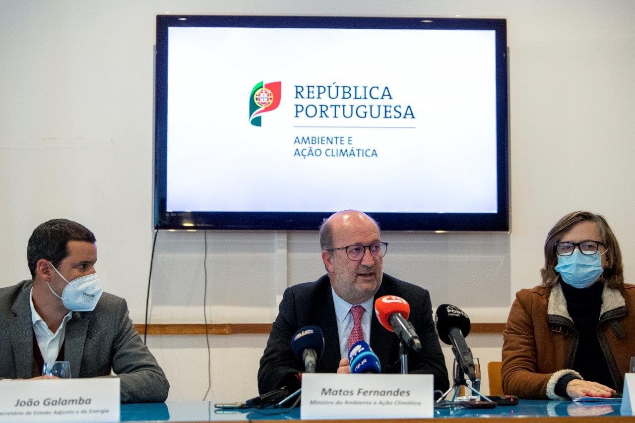 Ministro do Ambiente e da Ação Climática, Matos Fernandes, e Secretário de Estado Adjunto e da Energia, João Galamba, na conferência de imprensa sobre o concurso para prospeção de lítio, Porto, 4 fevereiro 2022 (foto: Rui Manuel Farinha/Lusa)