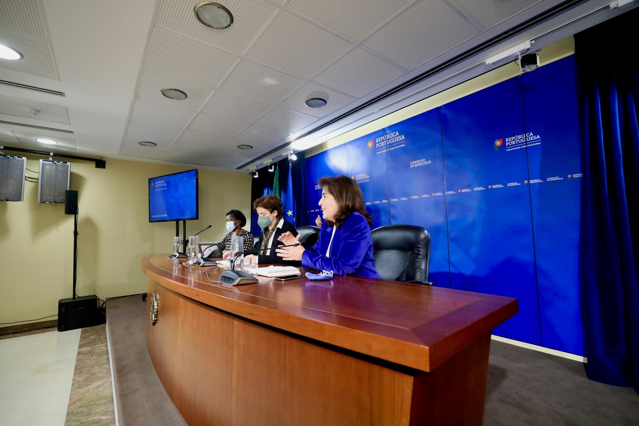 Ministras de Estado e da Presidência, Mariana Vieira da Silva, da Administração Interna, Francisca Van Dunem, e do Trabalho, Solidariedade e Segurança Social, Ana Mendes Godinho, 1 março 202 (foto: João Bica)