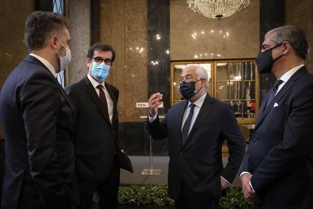 Primeiro-Ministro António Costa, Ministro das Infraestruturas e da Habitação, Pedro Nuno Santos, e presidente da Câmara do Porto, Rui Moreira, na assinatura do acordo de colaboração do programa 1.º Direito, Porto, 16 novembro 2020