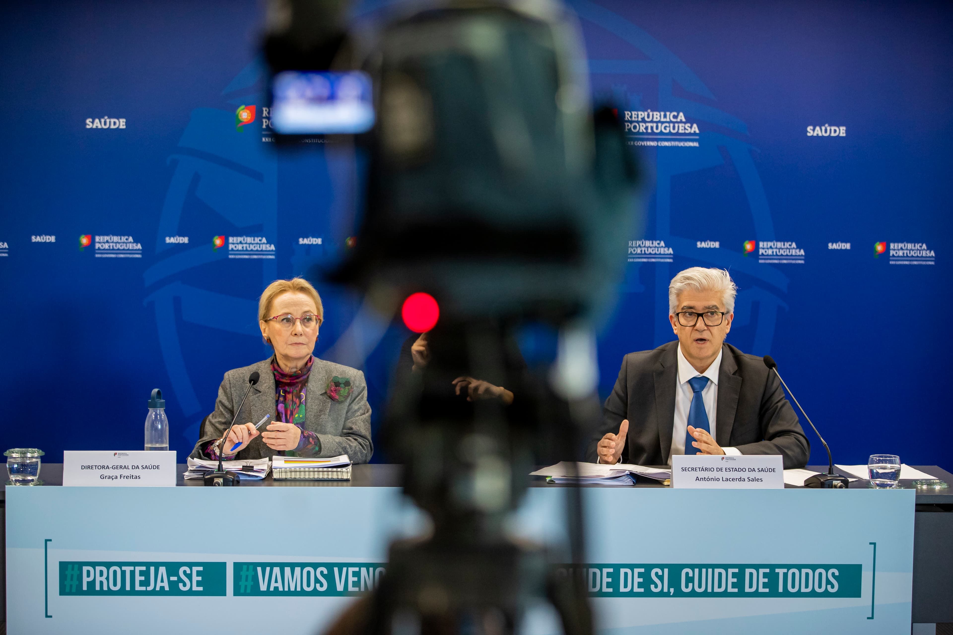 Secretário de Estado da Saúde, António Sales, na conferência de imprensa diária sobre o covid-19, acompanhado pela Diretora-Geral da Saúde, Graça Freitas, Lisboa, 25 março 2020 (Foto: José Sena Goulão/LUSA)
