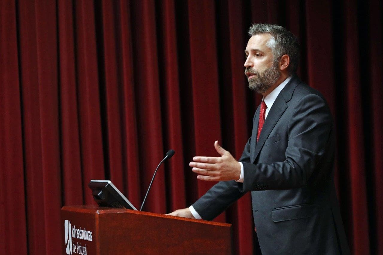 Ministro das Infraestruturas e da Habitação, Pedro Nuno Santos, na consignação de duas empreitadas ferroviárias, Almada, 28 setembro 2021 (foto: António Pedro Santos/Lusa)