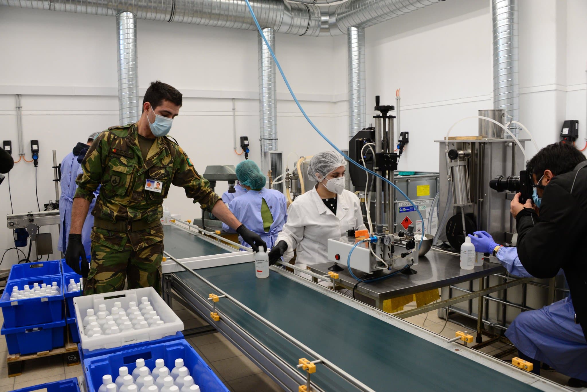 Produção de gel desinfetante pelo Laboratório Militar, Lisboa, 20 abril 2020
