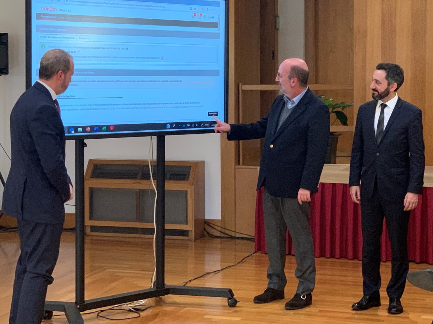 Ministro do Ambiente e da Ação Climática, Matos Fernandes, e Secretário de Estado da Mobilidade, Eduardo Pinheiro, lançamento do concurso para concessão da rede de postos de carregamento de automóveis elétricos, Lisboa, 27 dezembro 2019