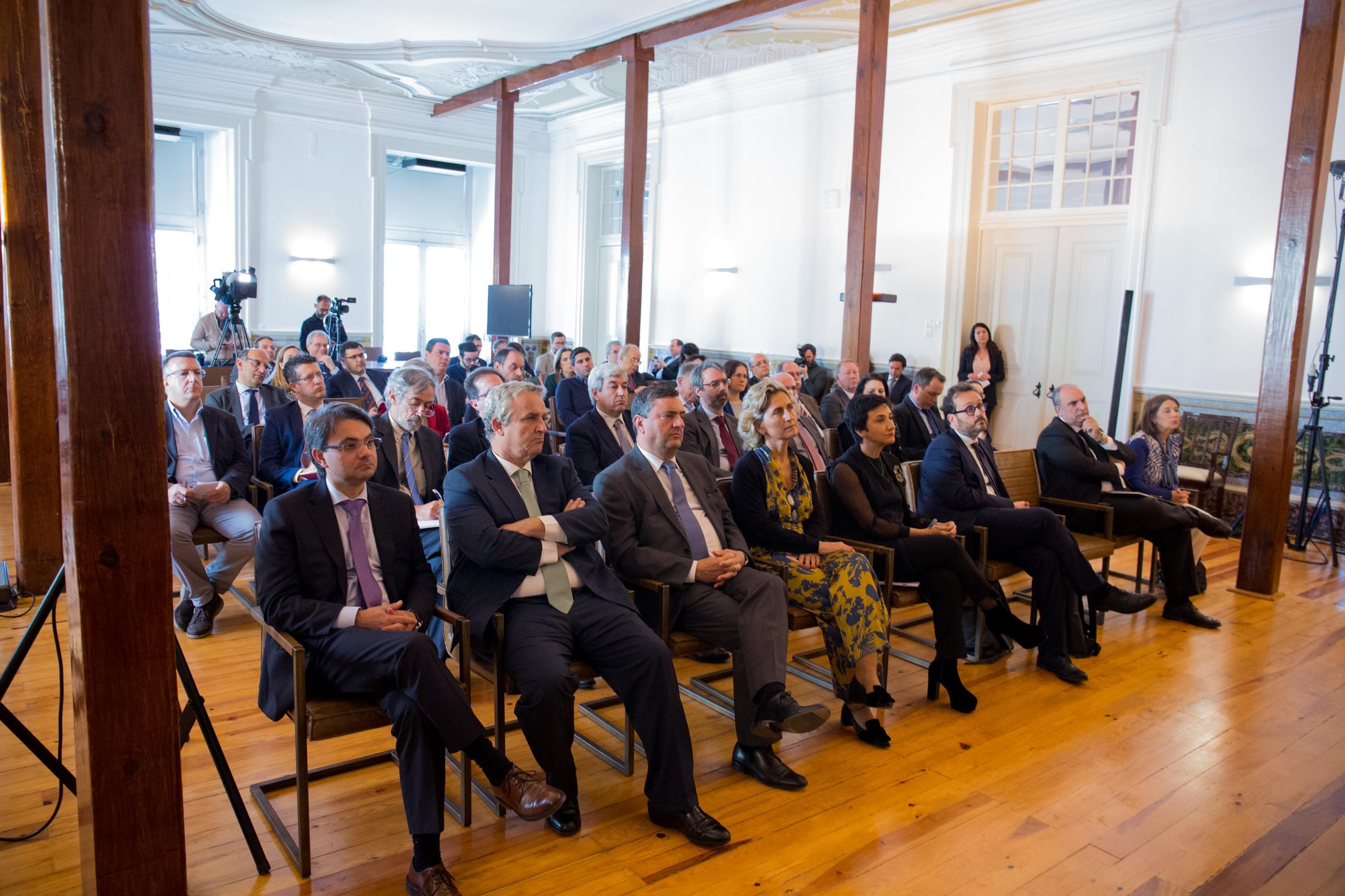 Ministras da Agricultura, Maria do Céu Albuquerque, e da Coesão Territorial, Ana Abrunhosa, na assinatura da linha de crédito de 300 milhões de euros para a agricultura com o Banco Europeu de Investimento, Lisboa, 10 março 2020 (Foto: João Bica)