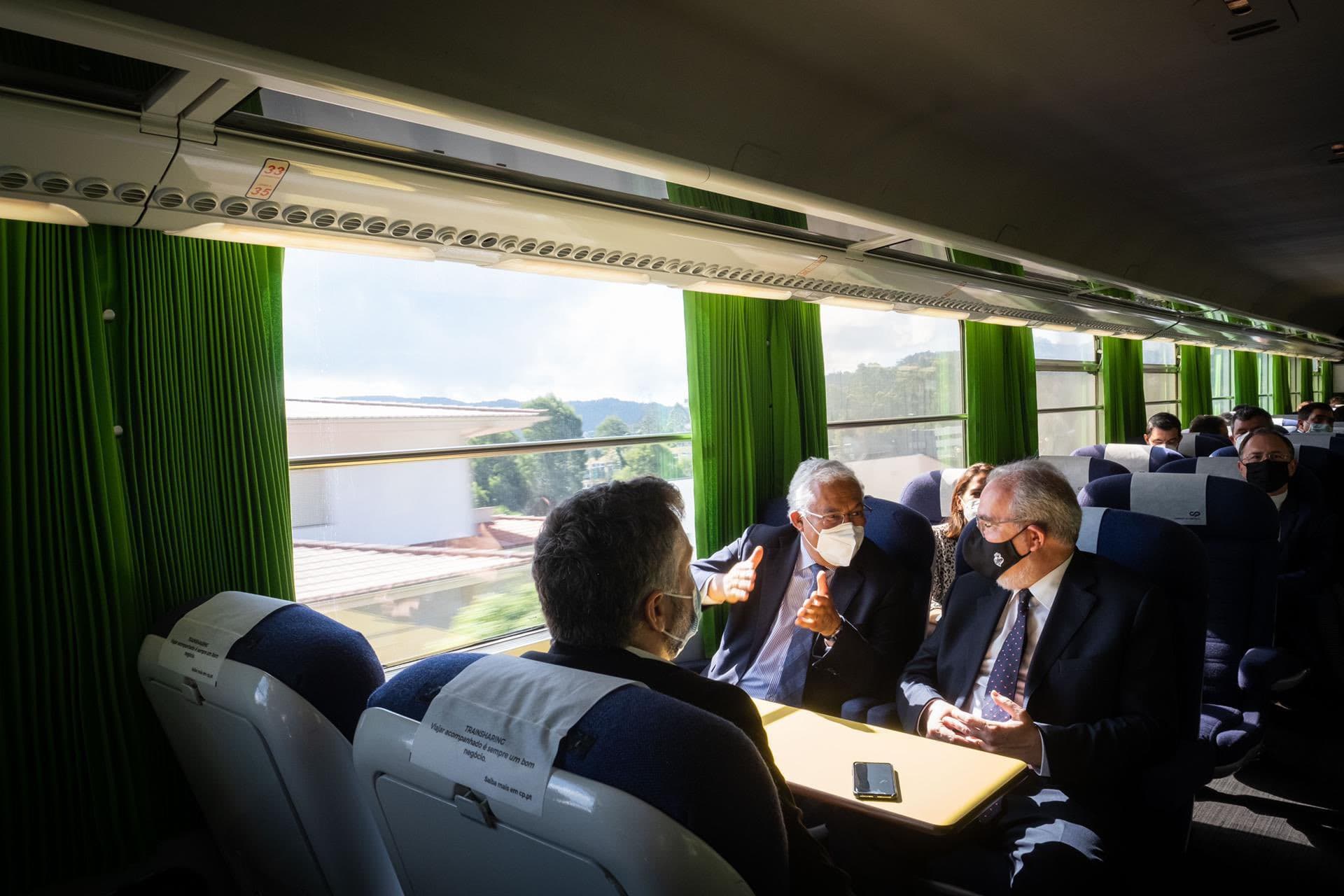 Primeiro-Ministro António Costa, Ministro das Infraestruturas e da Habitação, Pedro Nuno Santos e presidente da IP, António Laranjo, na inauguração da eletrificação da linha do Minho, 26 abril 2021