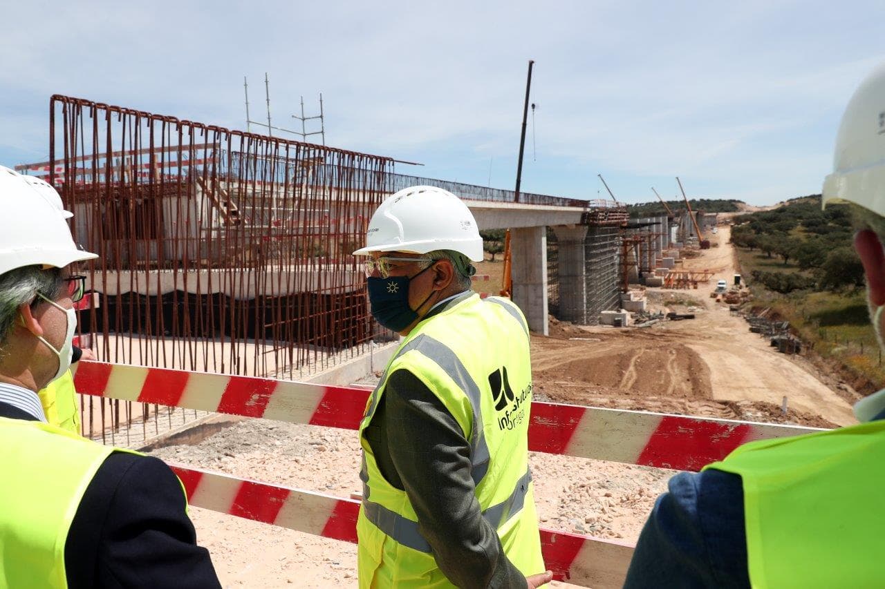 Primeiro-Ministro António Costa e Ministro das Infraestruturas e da Habitação, Pedro Nuno Santos, na obra da linha ferroviária Évora-Caia, Alandroal, 19 maio 2021 (foto: Nuno Veiga/Lusa)