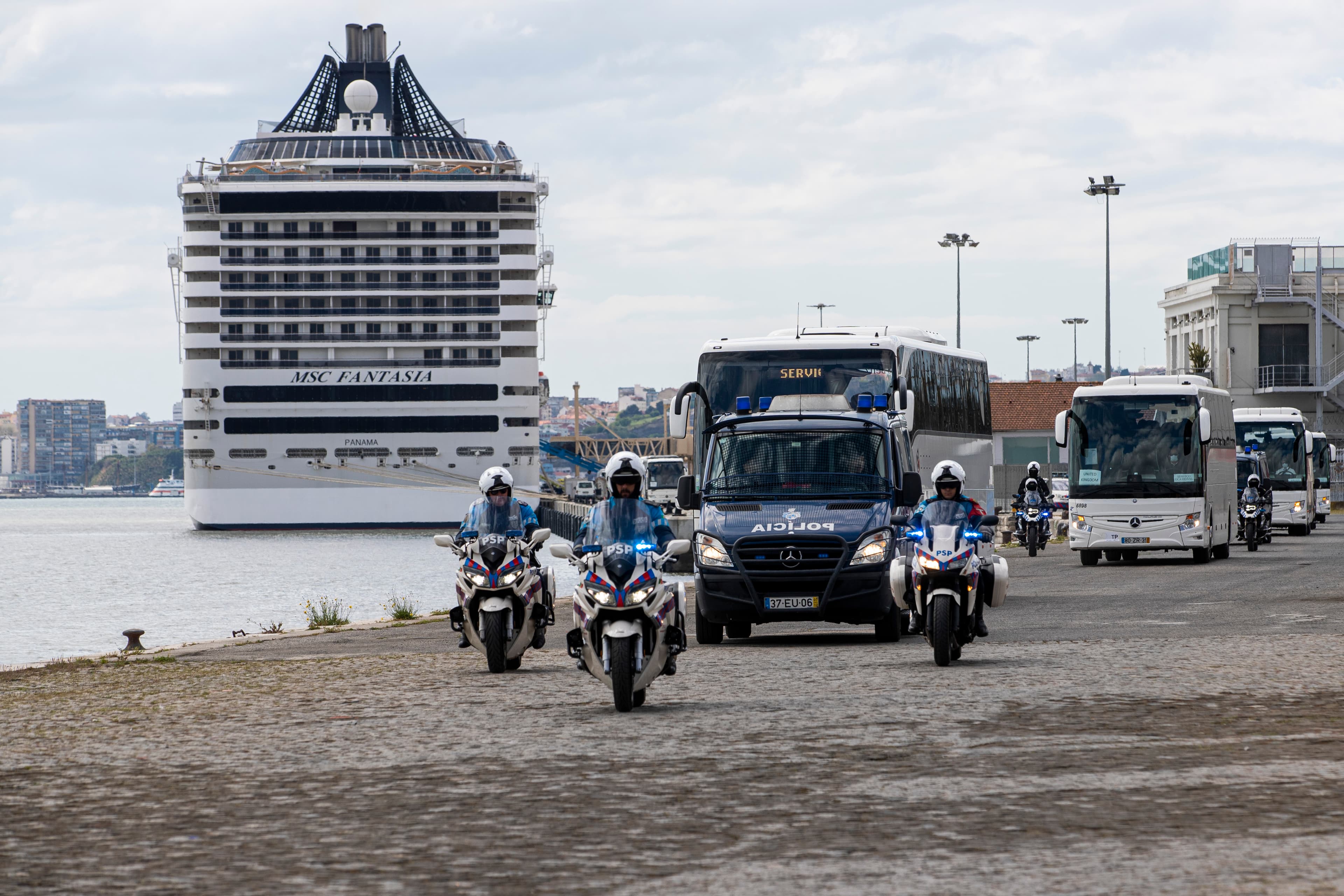 Ação de transporte dos passageiros do navio de cruzeiro para o aeroporto Humberto Delgado, Lisboa, 24 março 2020 (Foto: José Sena Goulão/Lusa)