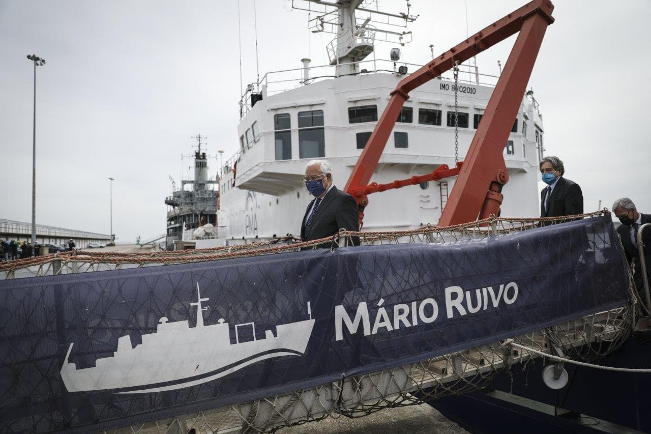 Primeiro-Ministro António Costa e Ministros da Defesa Nacional Gomes Cravinho, e do Mar Serrão Santos, após visita ao navio de investigação Mário Ruivo e Base Naval do Alfeite, Almada, 12 abril 2021