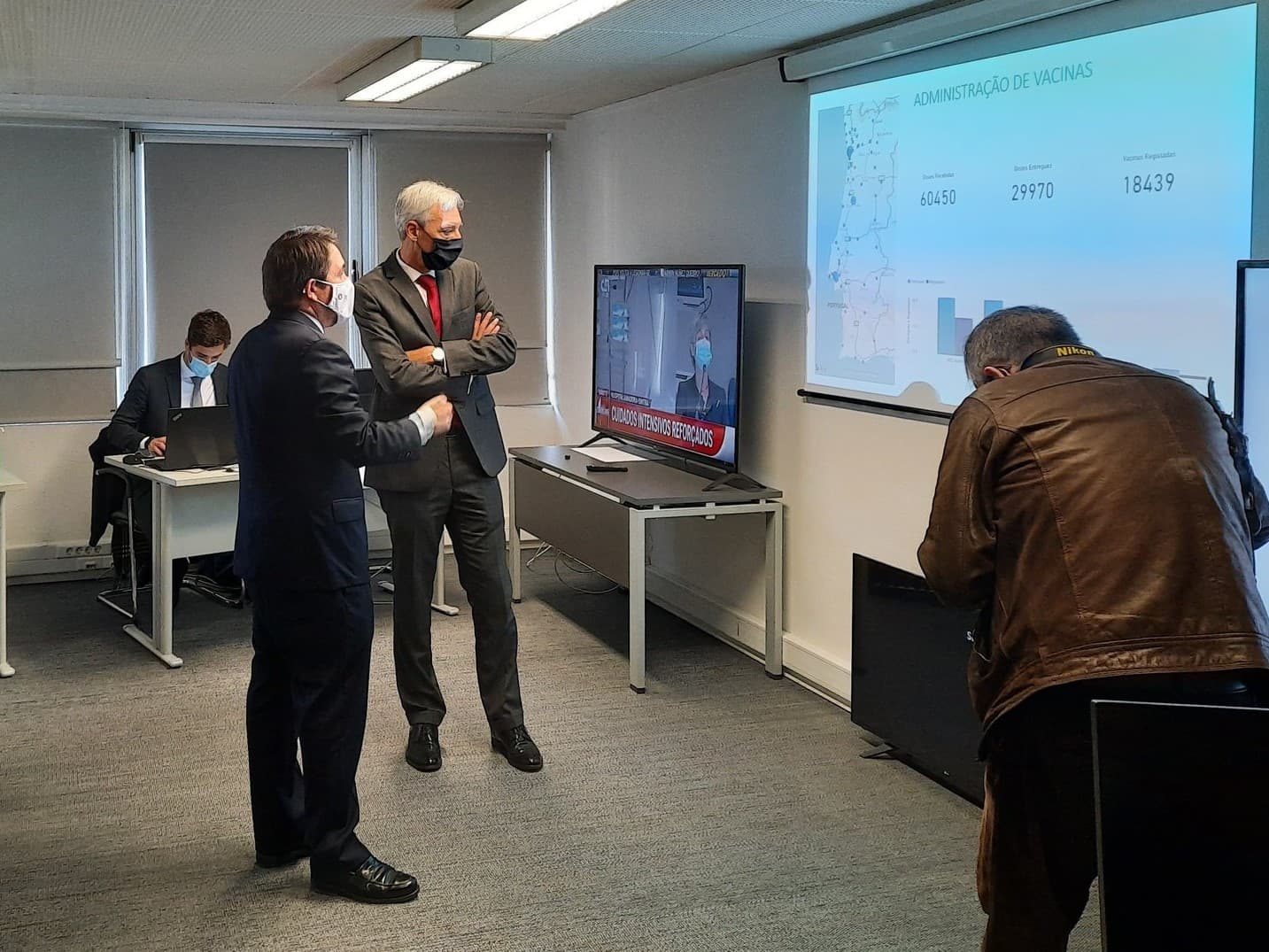 Ministro da Defesa Nacional, João Gomes Cravinho, e Secretário de Estado da Saúde, Diogo Serras Lopes, na sala de situação do Ministério da Saúde, Lisboa, 30 dezembro 2020