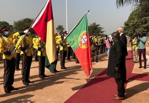 Ministro da Defesa Nacional, João Gomes Cravinho, durante visita à Guiné-Bissau, acompanhado pelo homólogo guineense, Sandji Fati, Bissau, 14 dezembro 2021