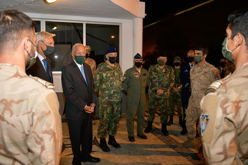 Ministro da Defesa Nacional, João Gomes Cravinho, acompanha Presidente da República, Marcelo Rebelo de Sousa, na chegada dos militares portugueses envolvidos no resgate de cidadãos afegãos no aeroporto de Cabul, Lisboa, 27 agosto 2021