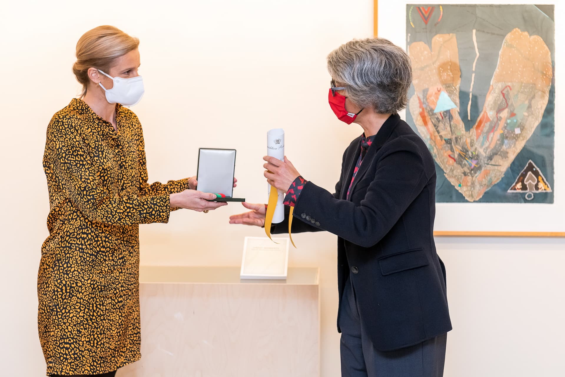 Ministra da Cultura, Graça Fonseca, durante a atribuição da medalha de mérito cultural a Eduardo Batarda, representado pela filha Beatriz Batarda, Lisboa, 16 novembro 2020