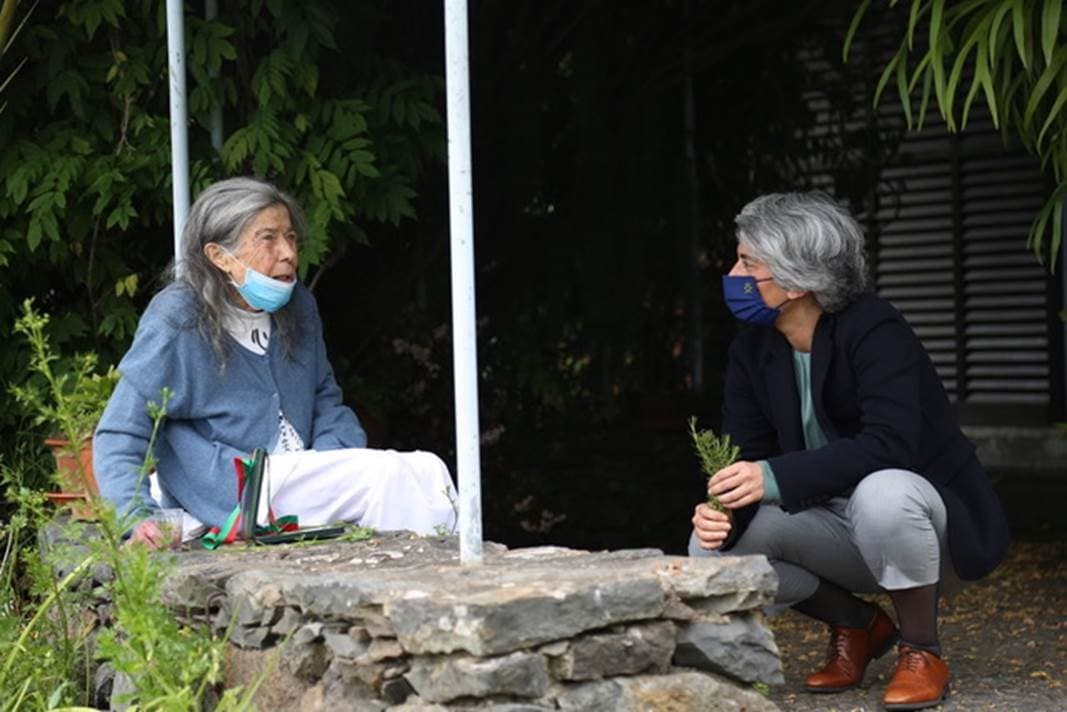 Ministra da Cultura, Graça Fonseca, na entrega da Medalha de Mérito Cultural a Lourdes Castro, Madeira, 26 abril 2021