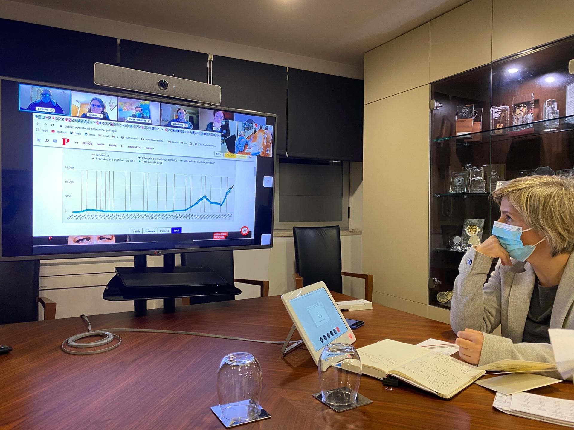 Ministra da Saúde, Marta Temido, e Ministra de Estado e da Presidência, Mariana Vieira da Silva, (em videochamada) na reunião com especialistas sobre a situação epidemiológica, Lisboa, 21 janeiro 2021