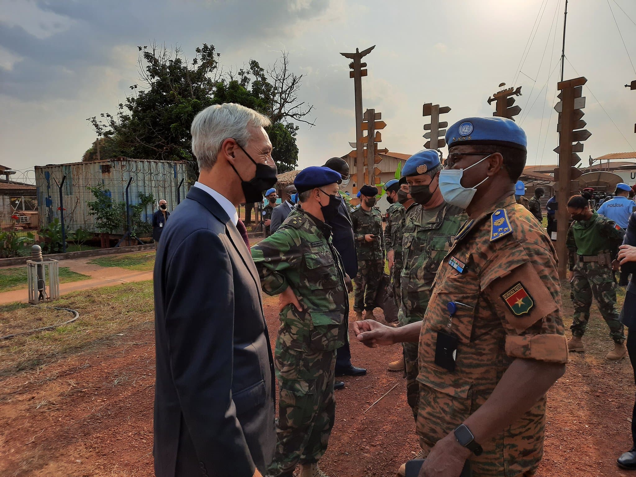 Ministro da Defesa Nacional, João Gomes Cravinho, com membros da força das Nações Unidas que Portugal integra, República Centro Africana, 19 dezembro 2020